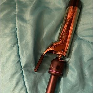 selling this curling iron only used a few times, good with thick hair !